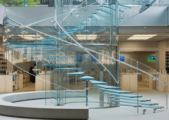 Максимизация Эстетики и Функциональности: Стеклянные Лестницы в Офисных Помещениях